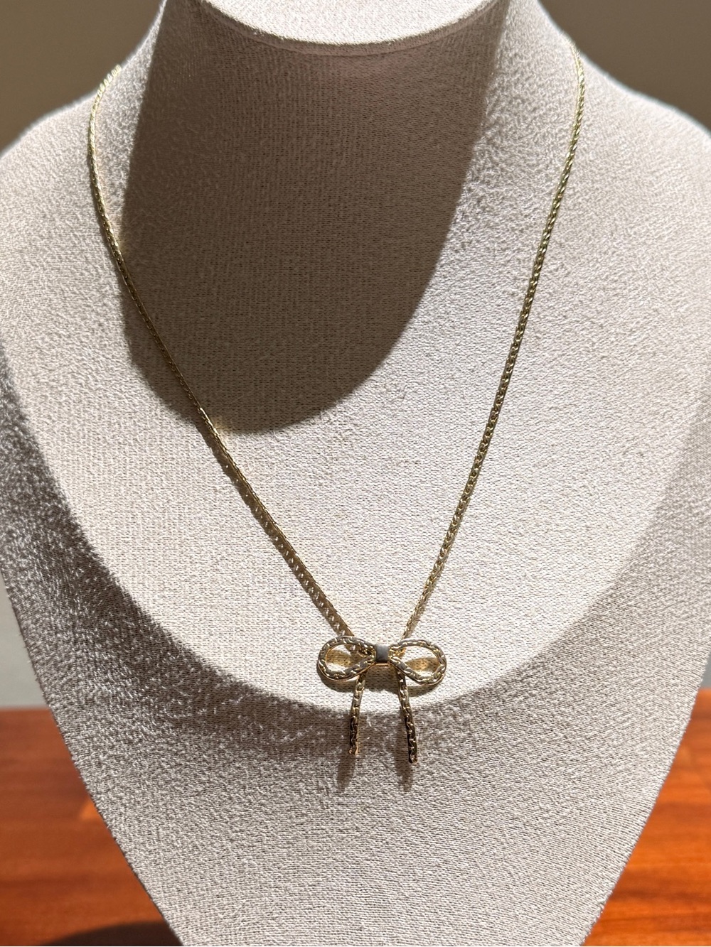 1970s Vintage Avon Delicate Gold Bow Necklace for Women